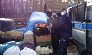 Policjanci zebrali i dostarczyli plony do mini zoo