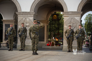 Żołnierze radomskiej brygady na warcie przy Grobie Nieznanego Żołnierza [ZDJĘCIA]
