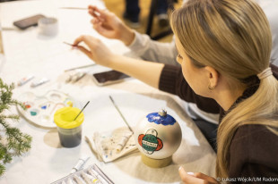 Malowali charytatywnie bombki choinkowe dla 10-letniej Julii [FOTO]