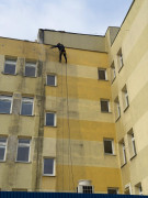 Tu widać najlepiej różnicę przed i po myciu elewacji  