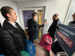 Konfederacja z workami pustych butelek w siedzibie radomskiego PiS