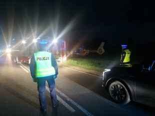 Rowerzysta potrącony przez Mazdę i zabrany do szpitala przez śmigłowiec LPR [FOTO]
