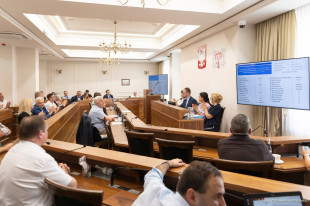 Radni Rady Miejskiej w Radomiu podczas poniedziałkowej sesji