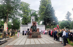 Pomnik ofiar na cmentarzu przy ul. Limanowskiego