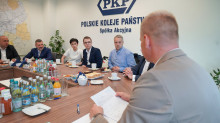 Dominik Hołuj w siedzibie Polskich Kolei Państwowych