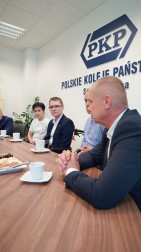 Dominik Hołuj w siedzibie Polskich Kolei Państwowych