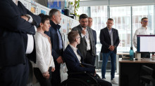 Dominik Hołuj w siedzibie Polskich Kolei Państwowych