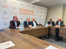 Dominik Hołuj w siedzibie Polskich Kolei Państwowych