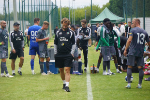Trener Tomasz Kaczmarek, ma o czym myśleć, po sparingach swoich podopiecznych