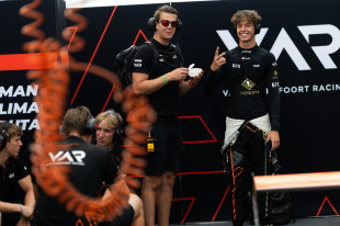Aleksander Ruta z prawej, 17-letni kierowca Formuły4