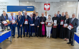 Wręczono Medale Roku ks. Romana Kotlarza. Odsłonięto pamiątkową tablicę