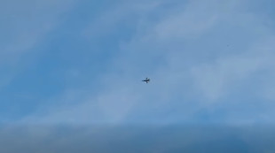 Ćwiczebny przelot F-16 nad lotniskiem w Radomiu. Kwadrans ewolucji w powietrzu [WIDEO]