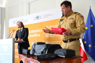 Mazowiecki komendant wojewódzkim Państwowej Straży Pożarnej nadbryg. Artur Gonera podczas konferencj