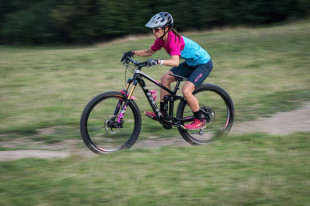 Jeden zestaw na cały rok czy inny strój na każdy sezon – jak się ubrać na rower?