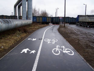 Istniejące już na ul. Energetyków chodnik i ścieżka rowerowa