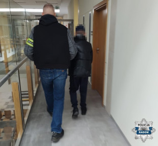 Wyrzuciła pieniądze przez okno. „Odbierak” wpadł na gorącym uczynku