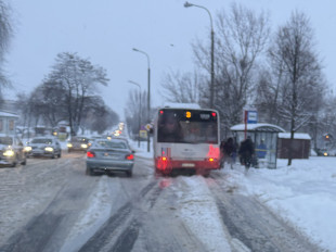Trudne warunki jazdy na ulicach Radomia. Zachowajmy ostrożność [FOTO]