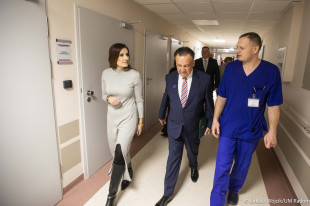 Wiceprezydent Marta Michalska-Wilk, marszałek Adam Struzik i doktor Łukasz Gawroński  z Oddziału Chi