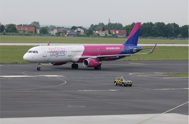 Samolot Wizz Air na lotnisku Warszawa-Radom