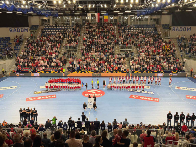 Mecz Polska - Rumunia podczas hymnów  