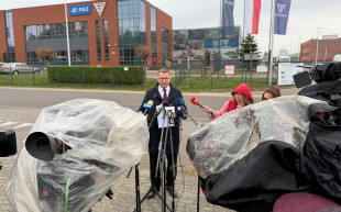 Przemysław Carnek przed Fabryką Broni