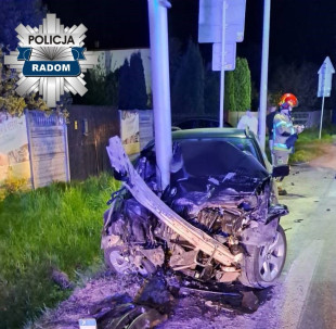 Czołowe zderzenie w Makowcu. 19-latek w szpitalu po wypadku z udziałem dwóch BMW i ciężarówki [FOTO]