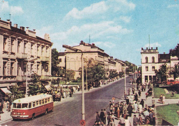 Stary autobus miejski tzw. ogórek na Pl. Konstytucji 3 Maja