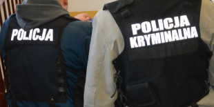 Poszukiwany przestępca sam przyszedł do komendy na przesłuchanie. Teraz czeka go kilka lat w celi