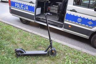 Hulajnoga obok radiowozu