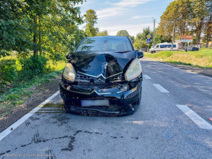 Rozpędzony Citroen uderzył w barierki przed szkołą [FOTO]