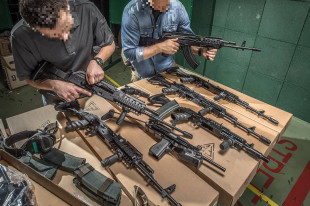 Agenci CBA w Fabryce Broni 