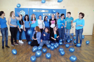 Przygotowania do Niebieskiego Marszu. Stowarzyszenie Karuzela zaprasza