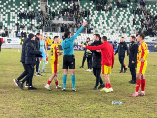 Zatrzymany mężczyzna podejrzany o rzucenie butelki w pracownika Korony Kielce